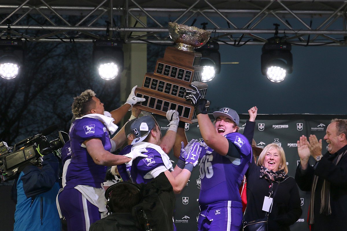 WesternU's tweet photo. 2017 #VanierCup Champions @WesternMustangs! 🏆🏈🐎 https://t.co/h4ZwWANDRu