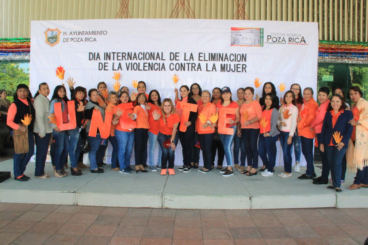dif_pr2014's tweet photo. La presidenta del SMDIF #PozaRica Lic. Aracrli Sánchez de Quiroz, acompañada de mujeres unidas contra la violencia de género 
#DiaNaranja  #diacontralaviolenciadegenero 
Dia Nacional de la Eliminacion de la Violencia contra la Mujer https://t.co/ohaNEP9CIj