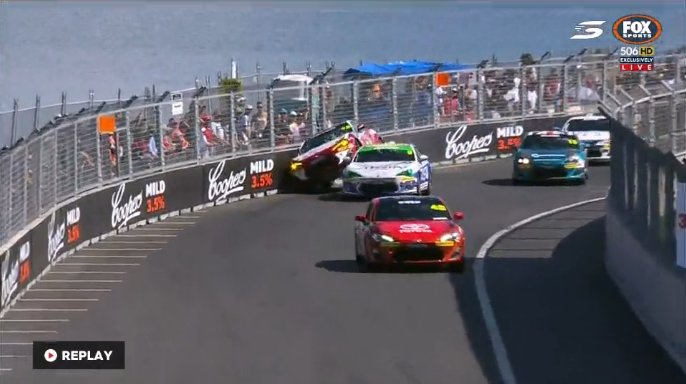 SupercarsAr's tweet photo. El problema entre Vernon y Carroll fue este!! Wow! #T86RS #Newcastle500 #VASC #SCCArg https://t.co/rH3k6QxdtQ