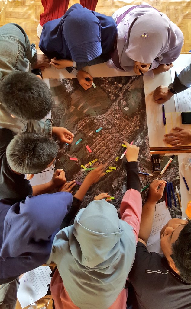 ChrisBrodnik's tweet photo. #Indonesias bright future: mapping #urbanwater issues with the local #youth in #katulampa @AusIndCentre @AusIndResearch @hadu @uwrc_aic https://t.co/O34696frZ9