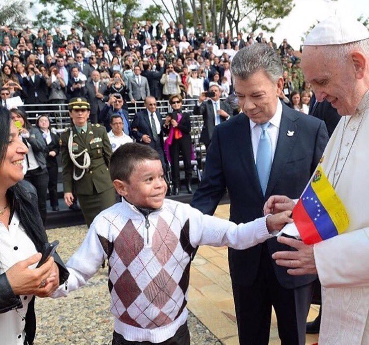 Orion_fighter's tweet image. Yalik, angelito merideño, gracias por tu valentia por tu inocencia...lleva tu petición por una #Venezuela libre a Dios
Vía @CarlosGarc1a  
"Murió en #Merida Yalik, el niño que entregó bandera al papa Francisco" #25Nov