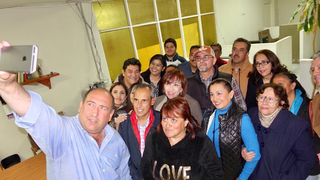 rubenmoreiravdz's tweet photo. Con Javier Fuentes y su equipo del Consejo Editorial de @GobDeCoahuila. En este sexenio 200 libros editados. El último será de @Jorge_Lechuga20 #CerramosFuerte #CoahuilaElOgulloDelNorte #BuenaNoche https://t.co/cZrM9xUsNm