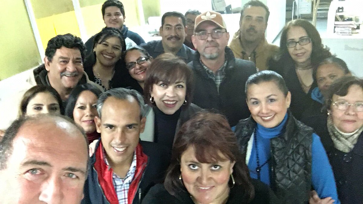 rubenmoreiravdz's tweet photo. Con Javier Fuentes y su equipo del Consejo Editorial de @GobDeCoahuila. En este sexenio 200 libros editados. El último será de @Jorge_Lechuga20 #CerramosFuerte #CoahuilaElOgulloDelNorte #BuenaNoche https://t.co/cZrM9xUsNm