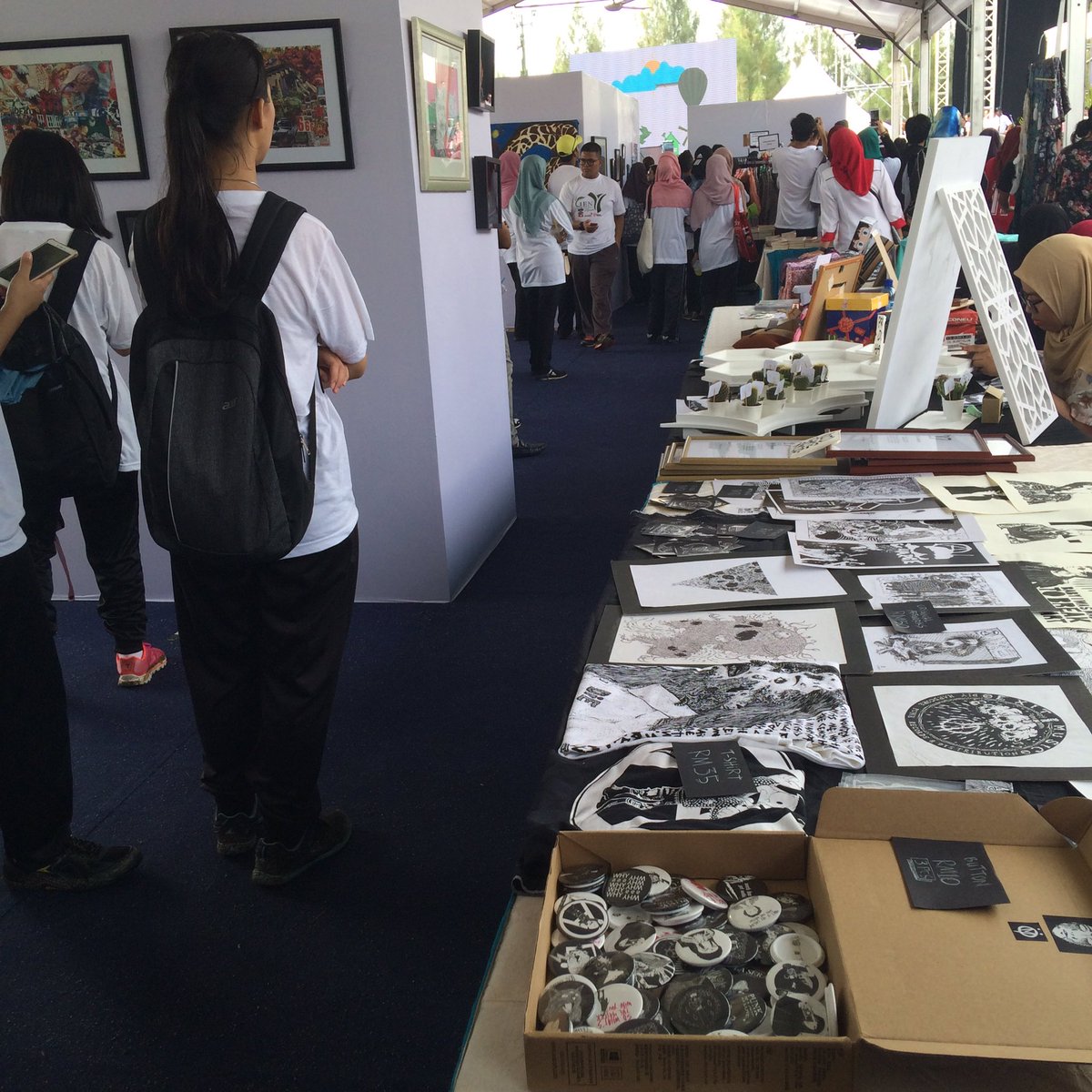 maminkfesto's tweet photo. Nร SOLUCIรN is now at Dataran 1 Malaysia, Klebang. Come and grab your favouritesโผ๏ธโจ๐น #RANTOUR17 #rantaiart #GENY #greenthecity #melaka #malaysia #art #exhibition #entreprenuer #music #performances #books #foods #vendors #artmarket #local #sports #culture https://t.co/V9ClWuvN6L