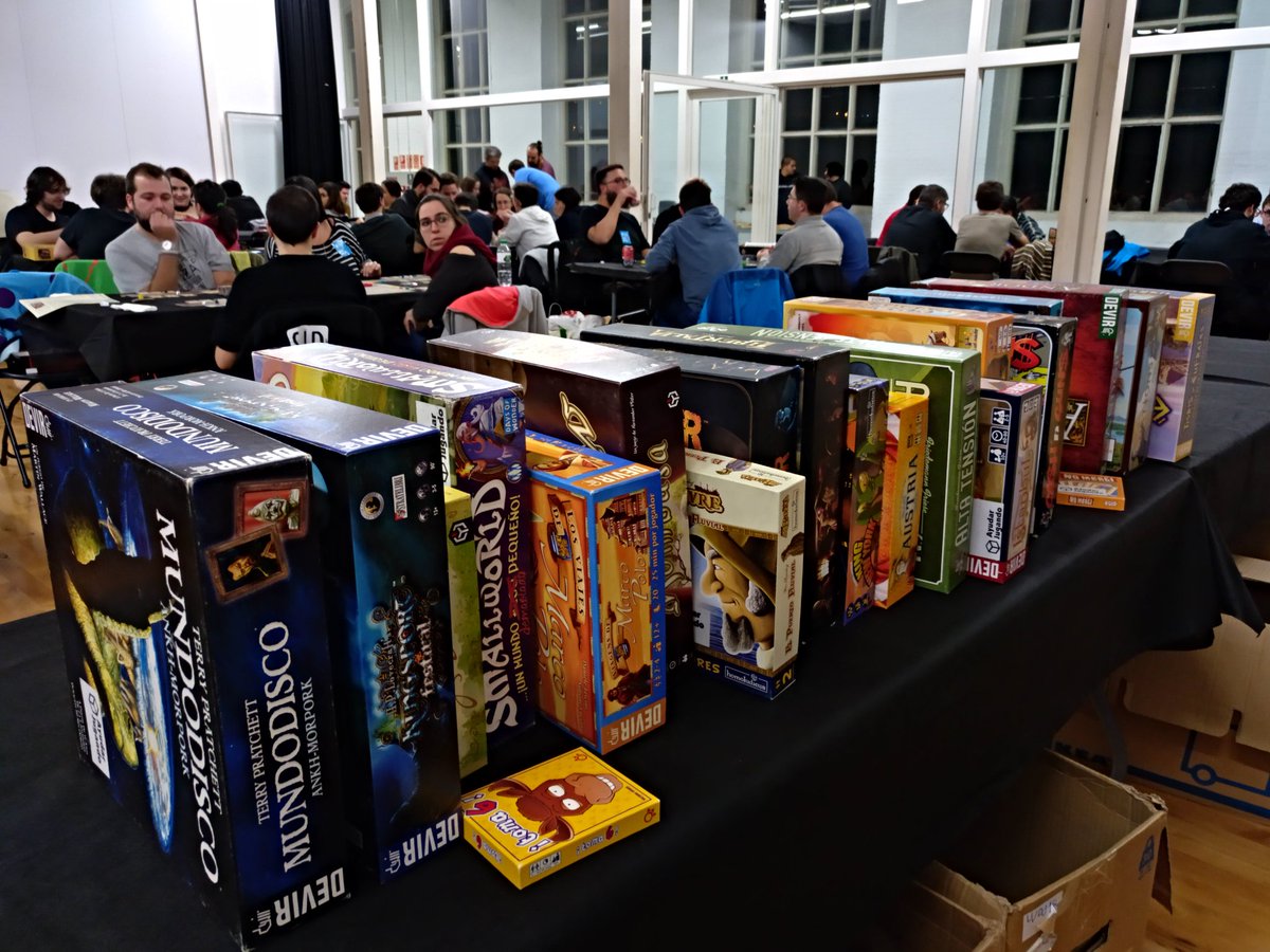 ayudarjugando's tweet photo. A qué se juega a la 1:00h en las #DAUBarcelona2017 #offDAU?
pues a todo esto... https://t.co/qYv5iQl1ib