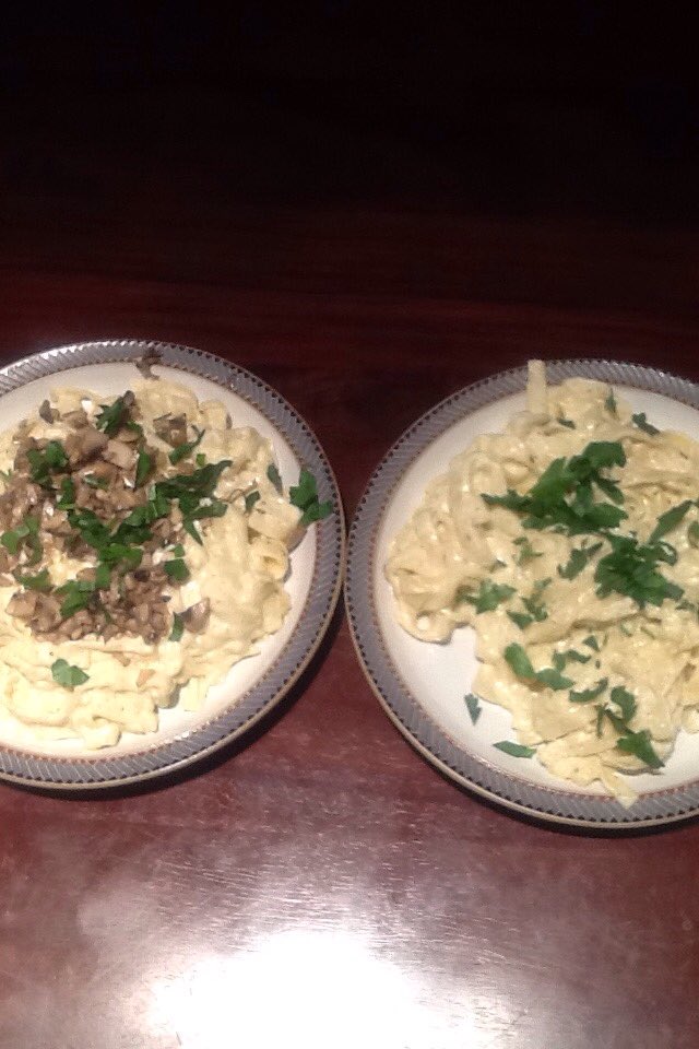 krokos__'s tweet photo. @GordonRamsay first time making pasta with Alfredo sauce and fresh chopped herbs and sautรฉed mushroom. Thoughts? #gordonramsay #pleaserate #pasta https://t.co/K6wclZUwhD