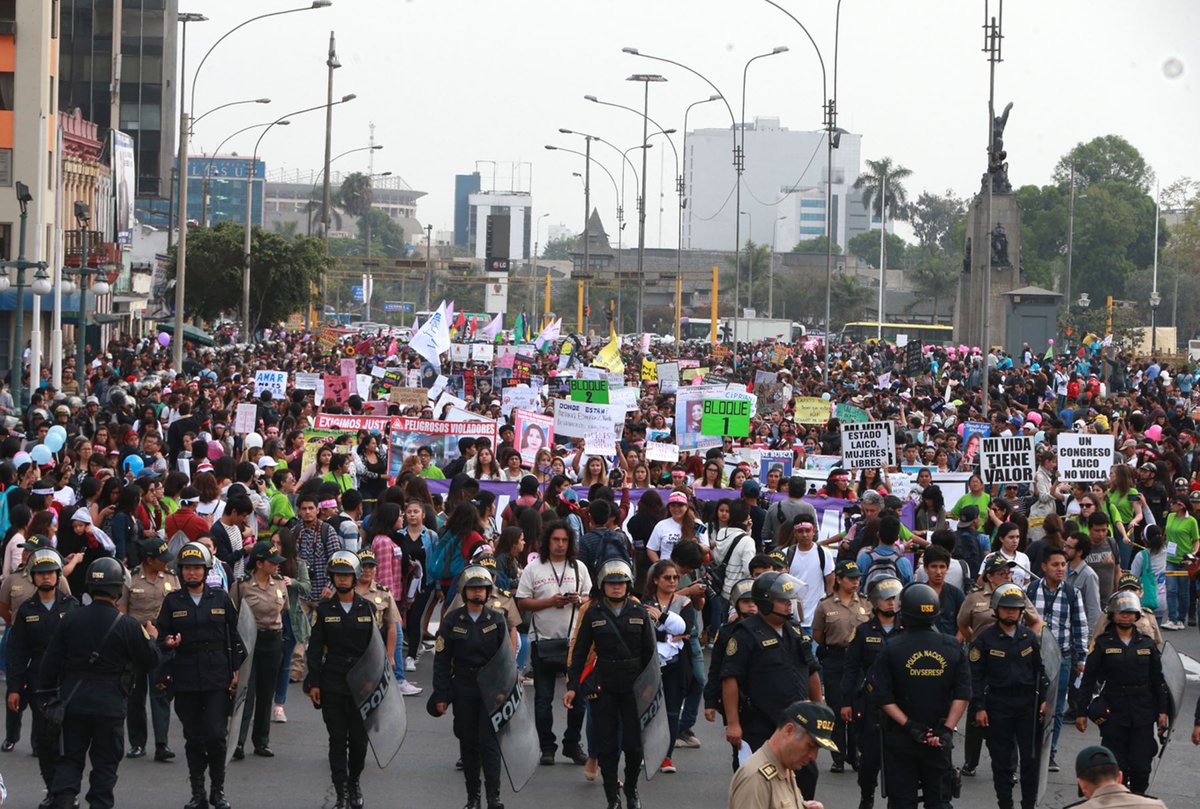 Agencia_Andina's tweet photo. #NiUnaMenos: Así se desarrolla la marcha contra la violencia de género [galería] https://t.co/FpCEKMEHlS https://t.co/yb34EX5e1h