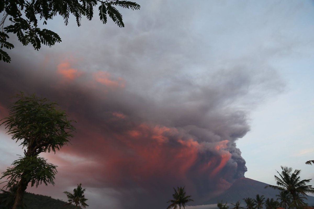 janinekrippner's tweet photo. Gorgeous photos of the #Agung eruption taken at sunrise today! By Håkon Eugen Gustavsen #Bali https://t.co/ouL6BUadCh