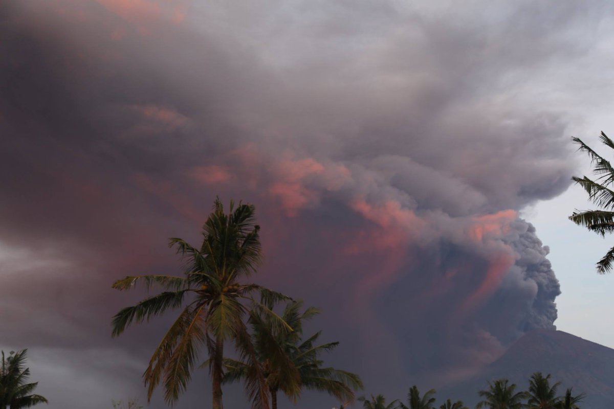 Gorgeous photos of the #Agung eruption taken at sunrise today! By Håkon Eugen Gustavsen #Bali