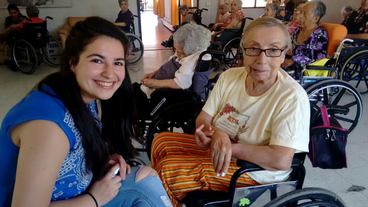 alimentasonrisa's tweet photo. [JUNTOS HOGAR] Hoy hicimos manicure!! Con nuestras abuelitas del Hogar de Caliboro! 💅💅❤️#Voluntariado #A1S #JuntosHogar https://t.co/mbqgzyWlYo