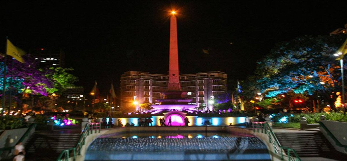 ElNacionalWeb's tweet photo. Obelisco de Altamira se iluminó de naranja contra la violencia de género https://t.co/O2kPVrDss4 https://t.co/UfOIecsAtp