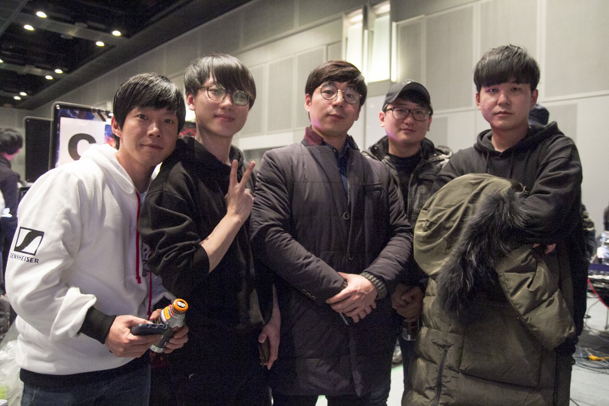 kokimonstr_'s tweet photo. Happy that I met @qudans1987 again after 10 years. Finally, updated documentation.
Their Mastercup9 Team: HelpMe, Hao, Qudans, Kkokkoma, Bplus
#FGC #MASTERCUP9 #TEKKEN https://t.co/15SpGaxnTP