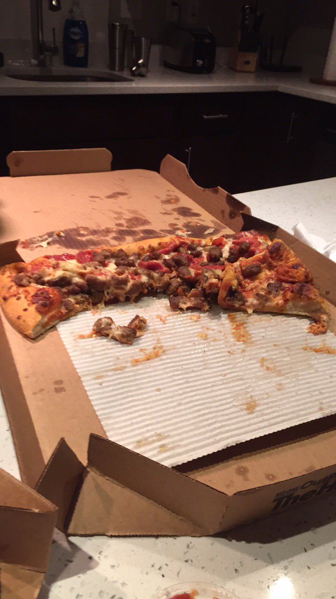 oswald_matt's tweet photo. @pizzahut ummm, is this supposed to be a pizza? https://t.co/R8dWSwh1Je