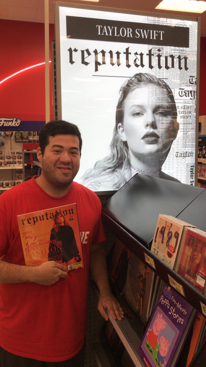 Manu_SilvaM's tweet photo. #RepuTaylurking 🙌🏻🖤🎤🎶🐍 #reputation #ReputationEra @taylorswift13 So Proud https://t.co/M4Kr259EYB