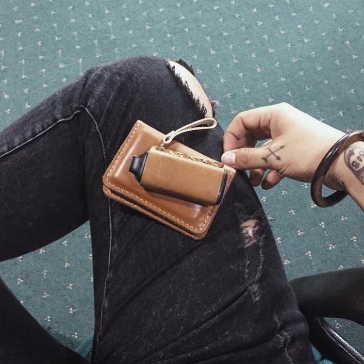 aspirecigs's tweet image. How do you think about the leather case for #AspireBreeze? #closedsystem #All_in_one #VaporMax #vape #VapeFam #WeekendKaVaar #handcheck 📷:@dkristado aspirecig.com