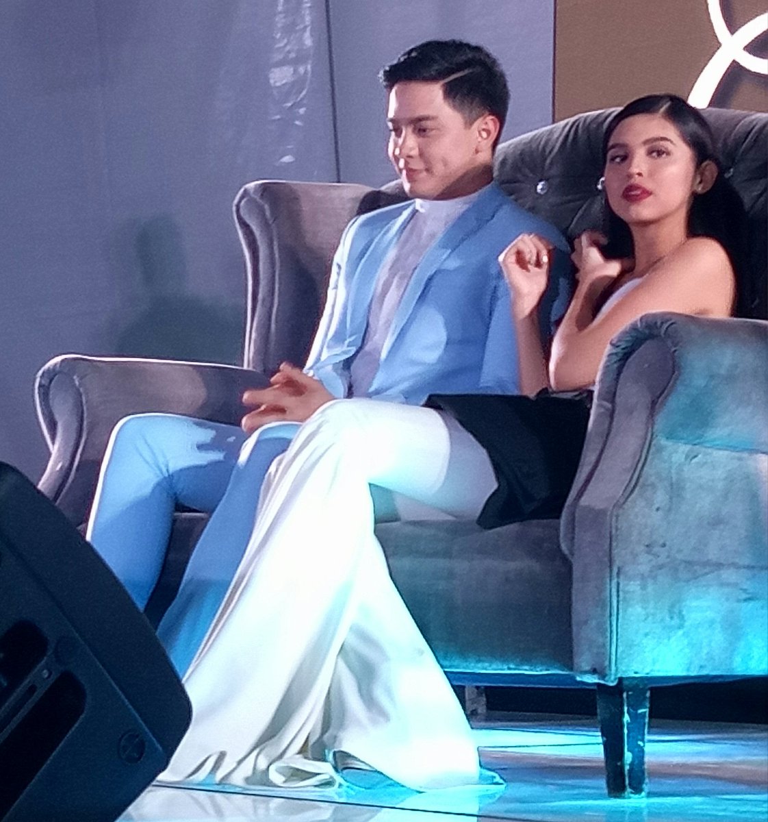 ALDENified's tweet photo. Mahal na mahal ko kayo @aldenrichards02 @mainedcm
Hinga lang.... Laban lang... Walang Iwanan 💛👫❤
#Timeless2017
#KakaibangPaskongMagnolia https://t.co/9cxLRioUx8