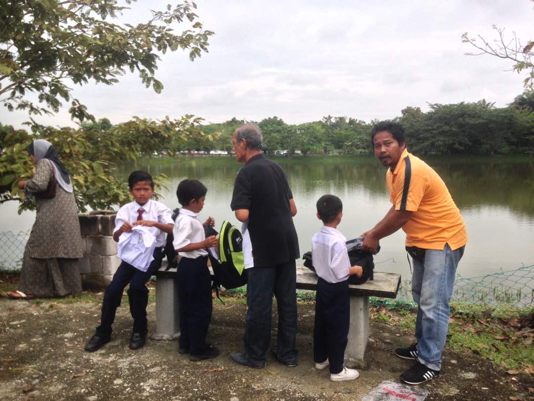 plus2u's tweet photo. Pelajar menerima bantuan berbentuk 2 helai pakaian seragam, sepasang kasut, beg sekolah, 2 pasang stokin &amp; set alat tulis yang disampaikan oleh YAB Dato' Seri Utama Haji Mohamad Haji Hasan. @LLMrasmi  #backtoschool2017 #UEMGroup #PLUS https://t.co/3InTyHUVXE