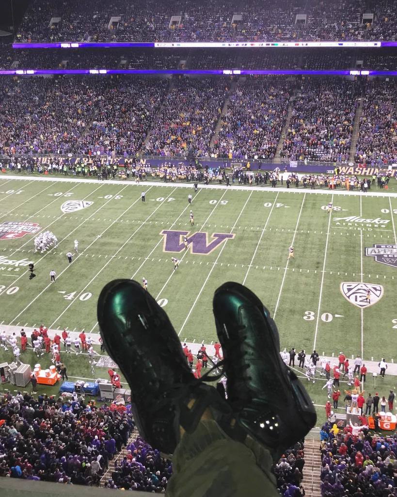 nickperez10's tweet photo. Apple Cup vibes 🍎🔥 #GoCougs #Jordan6ASG #Nike #Jordan #KicksOnFire #ASG17 https://t.co/mHzjKWVffC https://t.co/aefH8OYETE