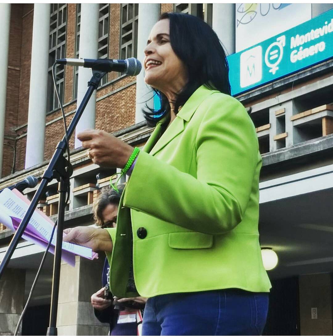 ElAliancista_RD's tweet photo. Minou Tavárez Mirabal transmitiendo su mensaje en la gran concentración del 14° Encuentro Feminista Latinoamericano y del Caribe en Montevideo, Uruguay #14EFLAC #14EFLACUruguay #25deNoviembre #NiUnaMenos https://t.co/FXbV1WuQmI
