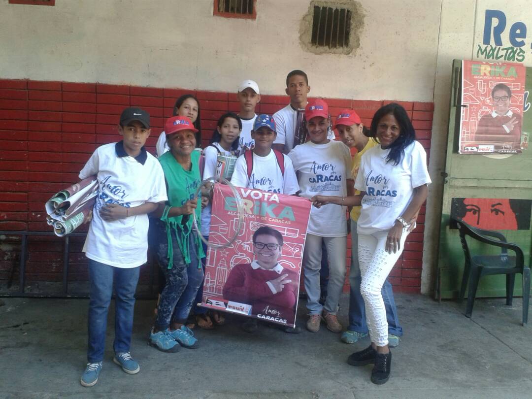 arguelloyepfri's tweet photo. Un reconocimiento y agradecimiento al equipo de APC, ComunicadoresClap y SomosVenezuela de la parroquia Caricuao por la pega de propaganda de nuestra candidata Erika Farías
@NicolasMaduro 
@ClapCamejo https://t.co/AOi5XgpZ6K