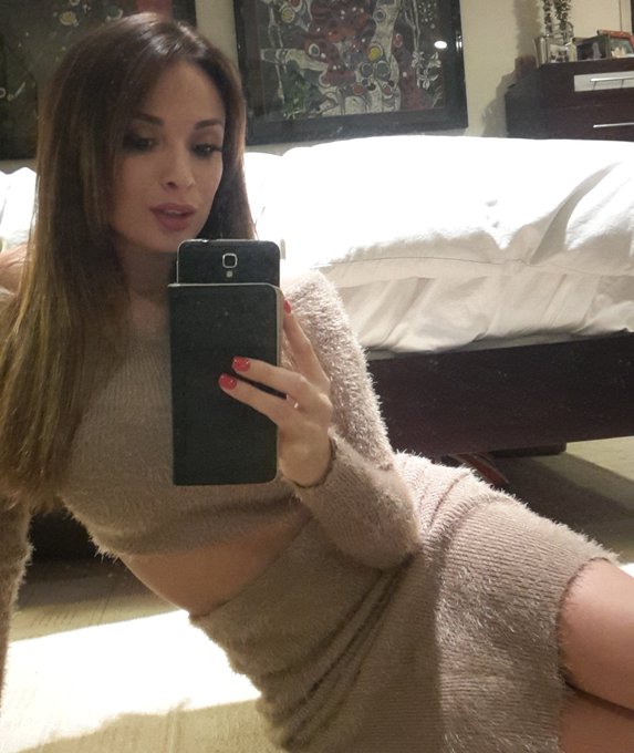 Join me on @CamSodaLive in 1hour and 10 min / link in my bio ?? https://t.co/CXQbjyMlLV