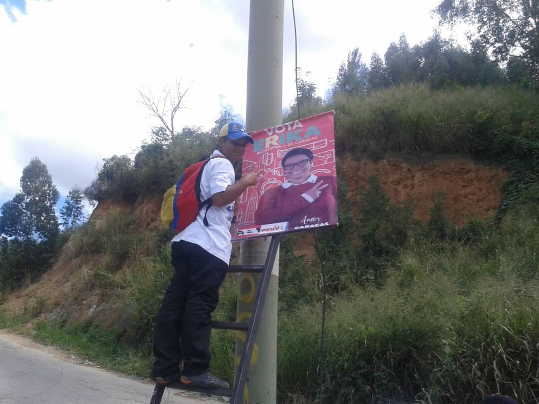 arguelloyepfri's tweet photo. Un reconocimiento y agradecimiento al equipo de APC, ComunicadoresClap y SomosVenezuela de la parroquia Caricuao por la pega de propaganda de nuestra candidata Erika Farías
@NicolasMaduro 
@ClapCamejo https://t.co/AOi5XgpZ6K