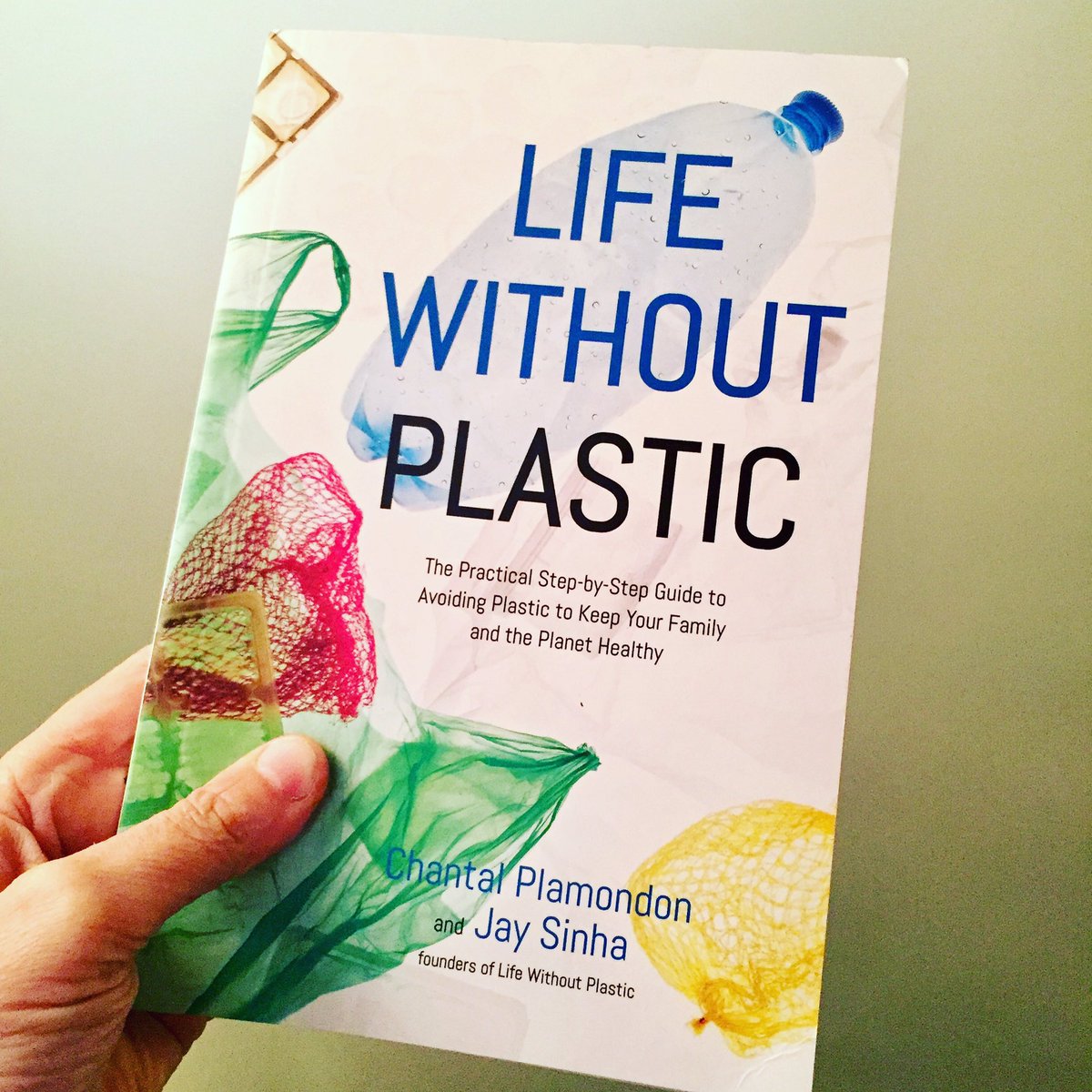implicitweet's tweet photo. Excited to read #LifeWithoutPlastic by Chantal Plamondon & Jay Sinha of @lifewithoutplastic ❤️ @plasticpollutes #holidays #gift #books #booklover #yes #refuse #singleuse #liveplasticfree #upstreampolicy #breakfreefromplastic https://t.co/bwMkOLqcRi