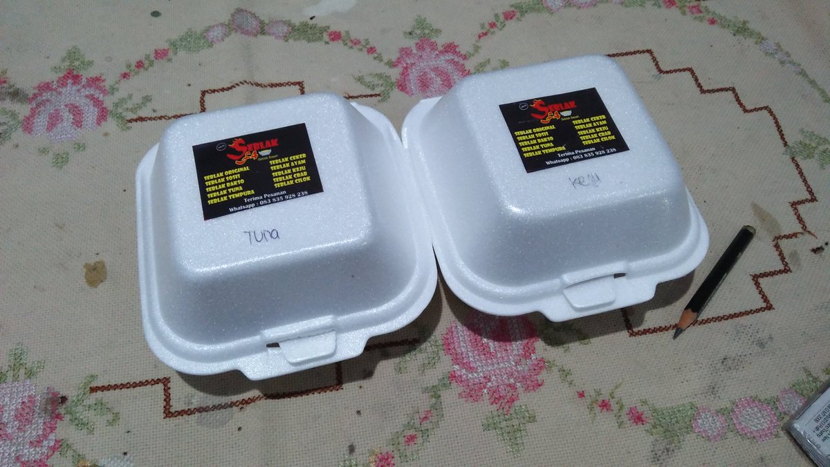 SeblakF4's tweet photo. Ini guys penyajian nya jadi seblak itu dibungkus plastik trus dimasukin ke sterofoam kayak gini guys biar aman ga tumpah-tumpah dan biar nahan panas dari seblak yang baru mateng.. https://t.co/vfmIaFBJwi
