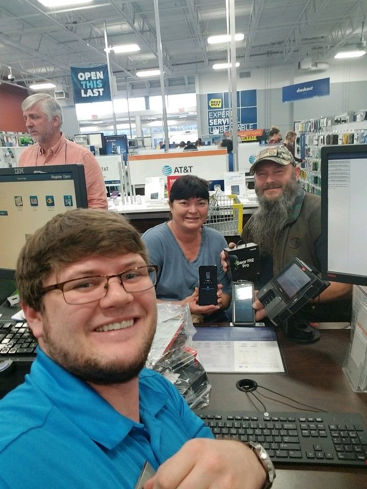 Tarareeve1984's tweet photo. @drudd1124 #keepingitinthefamily #note8 #GalaxyS8 #GiftOfTheGear #winq4 @Krivs14 @soung_sul @mjforrest #milehighteam #thebestabovetherest https://t.co/hfow2qONT4