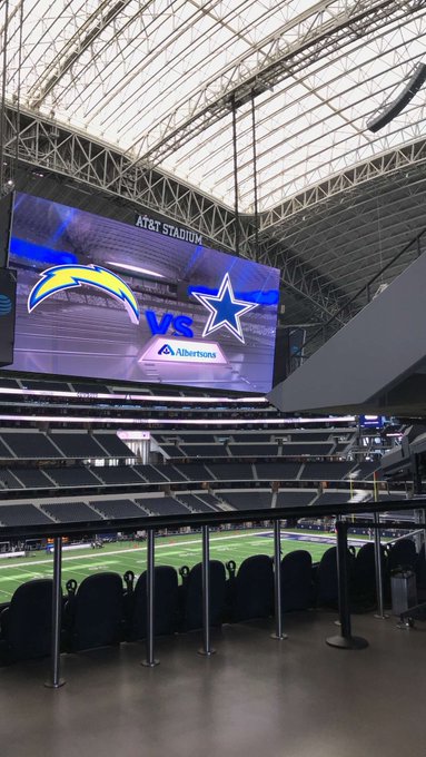 Spent turkey day at the AT&amp;T Stadium 🏈💙 https://t.co/XlAXvPmhxC<a href="/tag/thanksmom"class="tags"><span>#thanksmom</span></a><a href="/tag/udabest"class="tags"><span>#udabest</span></a>