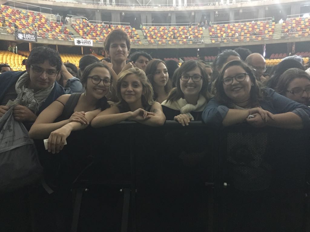 ValentinaMoz's tweet photo. Ver a los @sigurros fue como desmoronarse frente a un gigante que no puedes derribar, , fue como reconocerte por dentro cual humano, cuerpo y alma dispuestos a la emoción de la cual será difícil recomponerse, pero que sin duda ha sido la más bella de todas. #SigurRosEnChile https://t.co/SMaARZ7RgG
