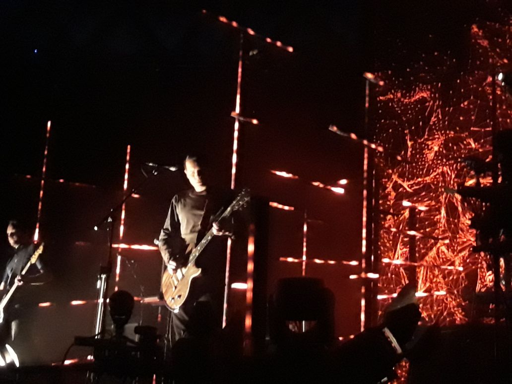 ValentinaMoz's tweet photo. Ver a los @sigurros fue como desmoronarse frente a un gigante que no puedes derribar, , fue como reconocerte por dentro cual humano, cuerpo y alma dispuestos a la emoción de la cual será difícil recomponerse, pero que sin duda ha sido la más bella de todas. #SigurRosEnChile https://t.co/SMaARZ7RgG