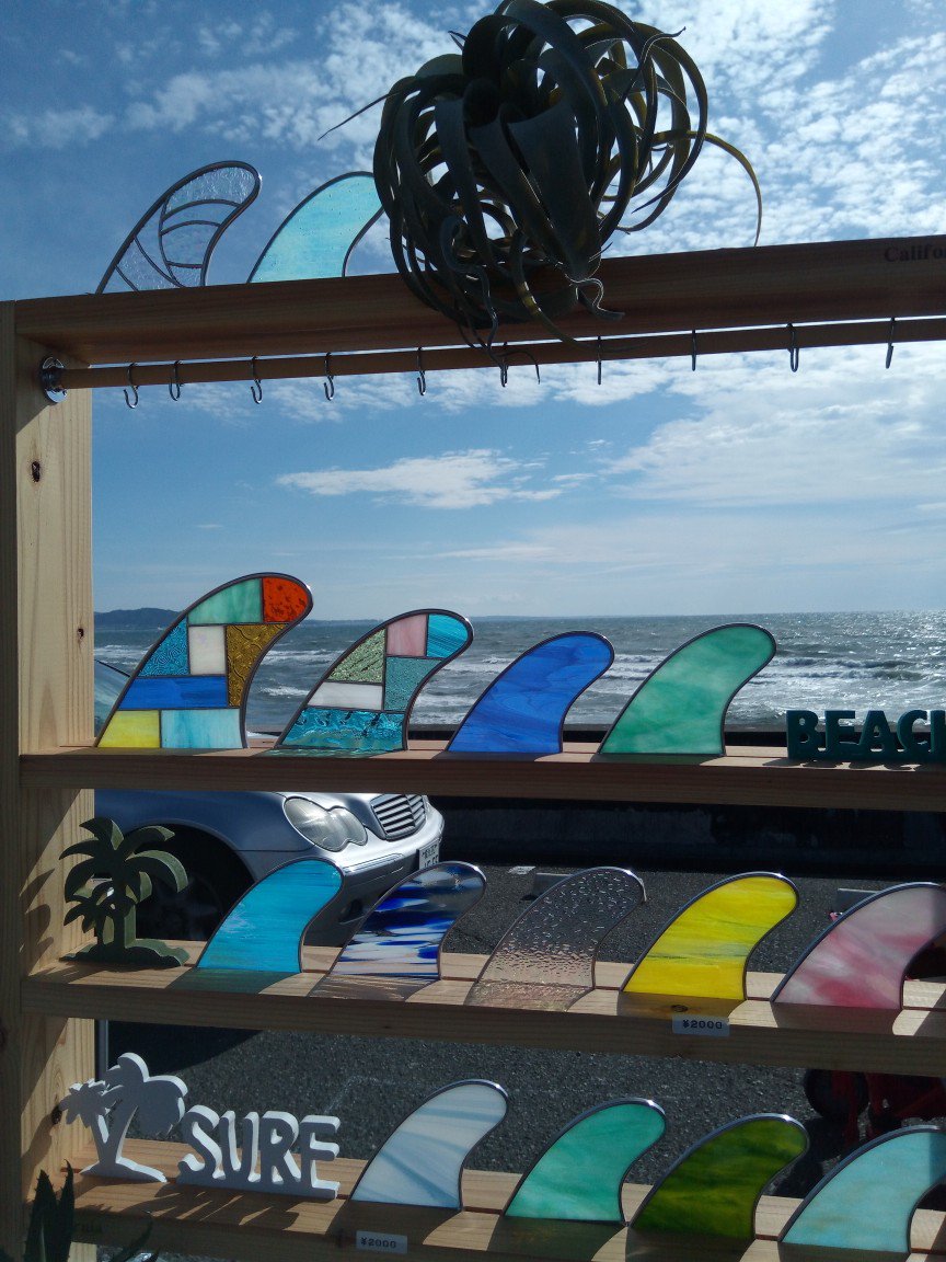 at_LeafCafe's tweet photo. 風がやや強めの鎌倉七里ヶ浜ですが、七里ガ浜フリーマーケットは本日15時まで開催中です(^^)v　店内に良さげな小物を物色中(◎o◎)
#七里ヶ浜　#鎌倉　#江ノ電 #ガハーマ #フリマ #kamakura #leafcafe #beach #가마쿠라 #surf #镰仓 #七里ガ浜 #japan https://t.co/W3Zzui7ES3