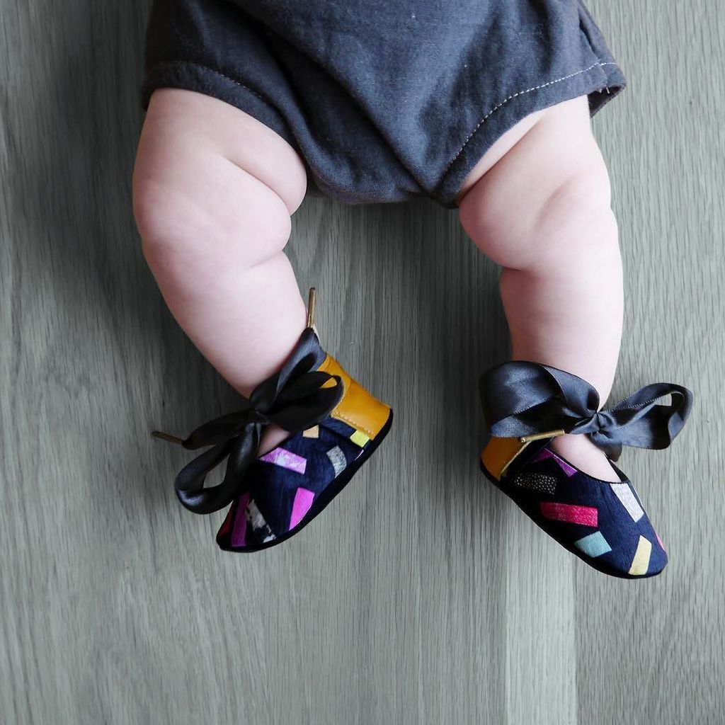 finnbearnz's tweet photo. Some chunky thighs for a Sunday evening 😄🖤😄 #babyshoes #babykicks #sprinkles #softsoleshoes #cutelittlelegs #thunderthighs #chubbybubby #makersgonnamake #etsynz #instababy #finnbearnz https://t.co/xZ8obfPOvC