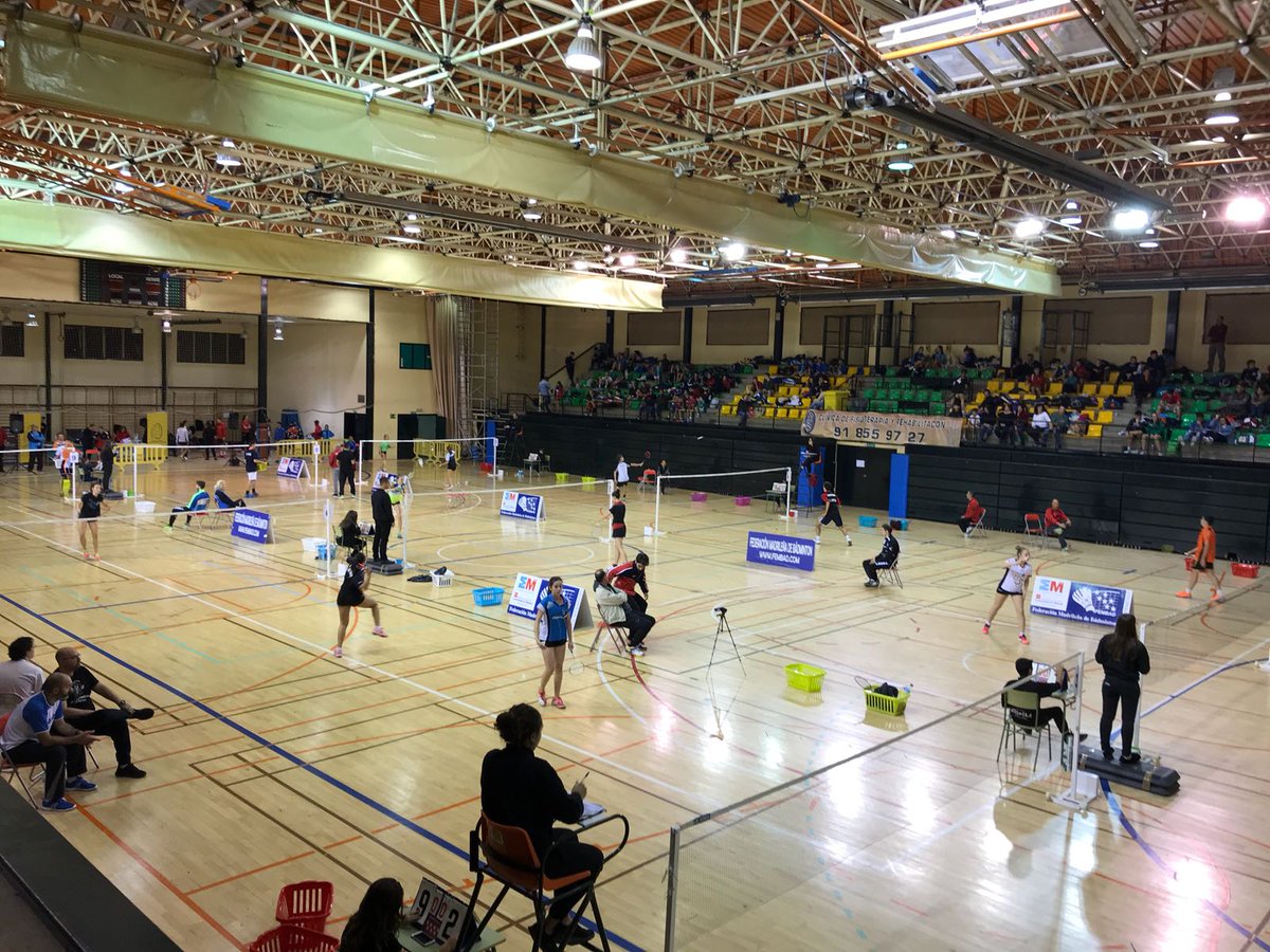 Bad_CiuVillalba's tweet photo. Comienzan a llegar los primeros clubes al Kike Blas para disputar las semifinales!! Esto está a punto de empezar! #ColladoVillalba #Bádminton https://t.co/9myFb2Cr3Z