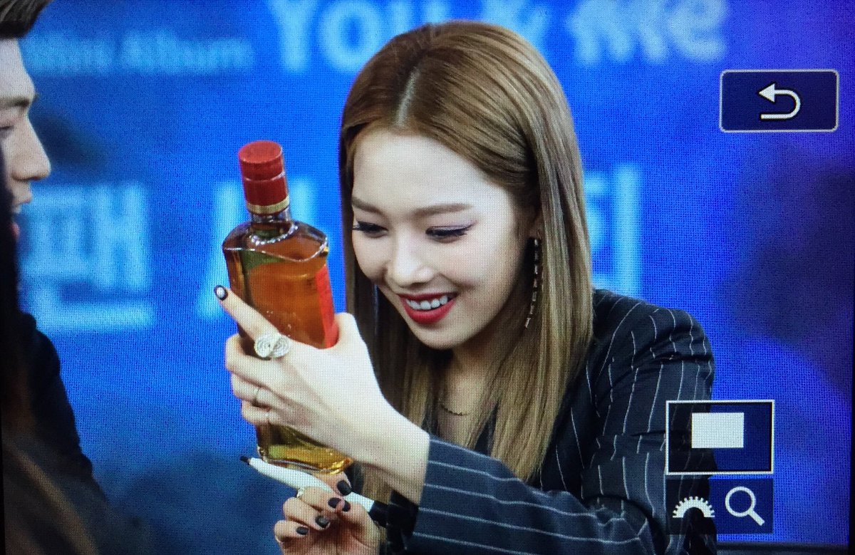 KARD_kr's tweet photo. 171126 김포공항 팬싸인회

#KARD #somin #You_In_Me https://t.co/Xt2szScMmo