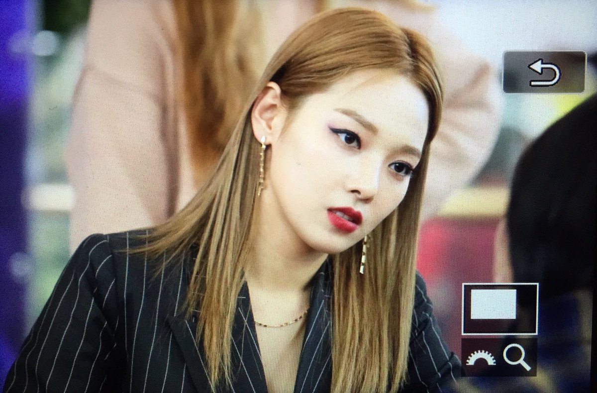 KARD_kr's tweet photo. 171126 김포공항 팬싸인회

#KARD #somin #You_In_Me https://t.co/Xt2szScMmo
