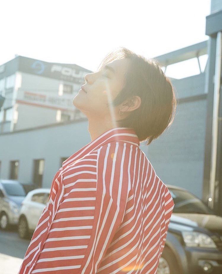 jaewonepics's tweet photo. red &amp; white 🔴⚪️ https://t.co/WJy1Uy1YCh
