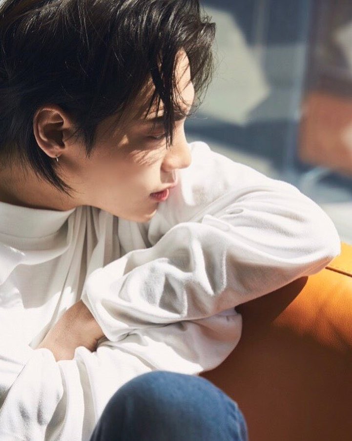 jaewonepics's tweet photo. red &amp; white 🔴⚪️ https://t.co/WJy1Uy1YCh