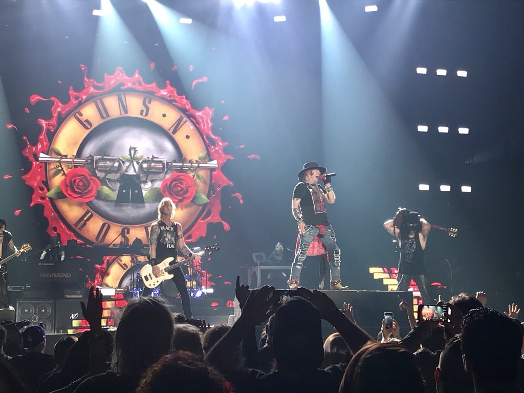 Слушать группу guns roses. Группа Guns n’ Roses. Группа Guns n’ Roses клипы. Guns n Roses концерт в Москве 2012 год. Модели в клипах Guns n Roses.