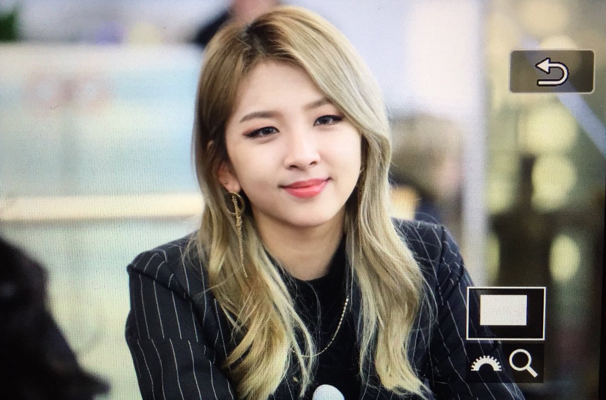 KARD_kr's tweet photo. 171126 김포공항 팬싸인회

#KARD #Jiwoo #You_In_Me https://t.co/9TxkuzPeso