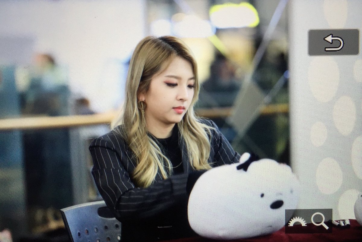 KARD_kr's tweet photo. 171126 김포공항 팬싸인회

#KARD #Jiwoo #You_In_Me https://t.co/9TxkuzPeso