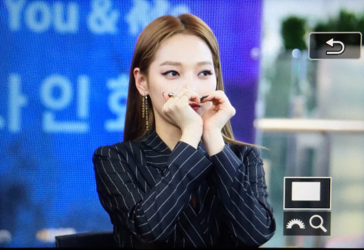 KARD_kr's tweet photo. 171126 김포공항 팬싸인회

#KARD #Somin #You_In_Me https://t.co/5QUbuLtTCu