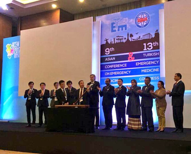 DrSuphiBA's tweet photo. Sayın Prof. Dr. Yıldıray Çete hocamız yeni dönemde Asya Acil Tıp Birliği Başkanı! 👏👏👏
#ACEM2017 Türkiye Acil Tıbbına iyi geldi 😉 https://t.co/lq0FJahgLj