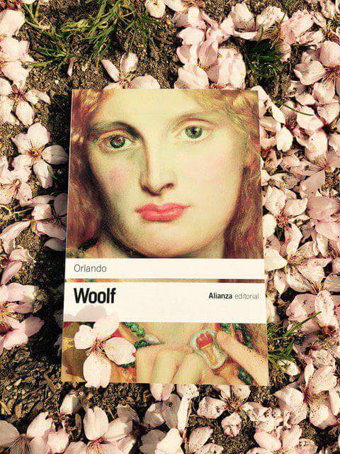 ElLibrero_'s tweet photo. Orlando - Virginia Woolf
Novela llena de andanzas, de encanto y de maravillosa extrañeza. Narra los avatares a lo largo de más de trescientos años de quien empieza siendo un caballero de la corte isabelina inglesa y acaba siendo mujer en el siglo XX.

#PlumadPoeta
#Ewepoesia https://t.co/JhZqOayHM4