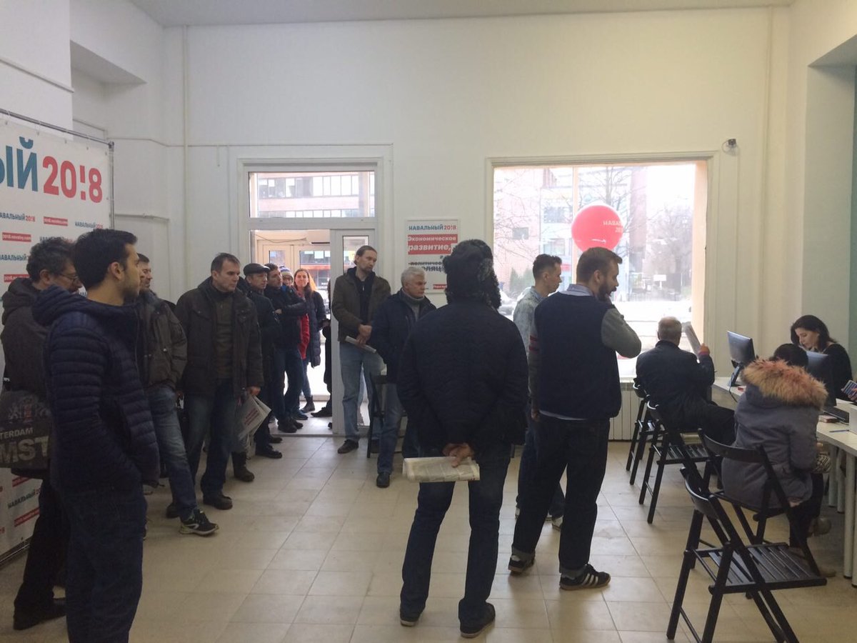 Воскресное утро. Очередь на верификацию в московском штабе. Люди приходят таким образом выразить поддержку кампании Алексея Навального. Приходите и вы. Улица Восточная д.13.