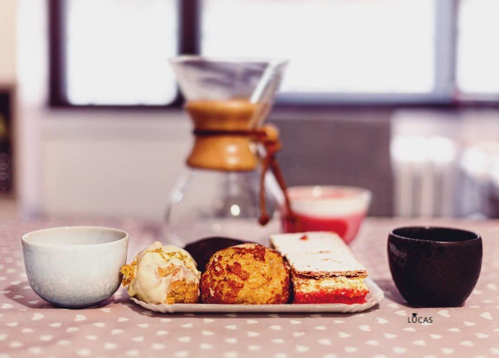 CoffeeAndLucas's tweet photo. 📷 Light breakfast 😂
Italian pastries 🍰 and specialty coffee ☕ brewed with the chemex
I'm ready to start my day 🔝
▶
#thirdwavecoffeerome #kaluzna #khwurtz #chemexcoffee #chemexcoffeemaker #chemexlove https://t.co/ZdfyZWOBbT https://t.co/ZbTTpwcxcs