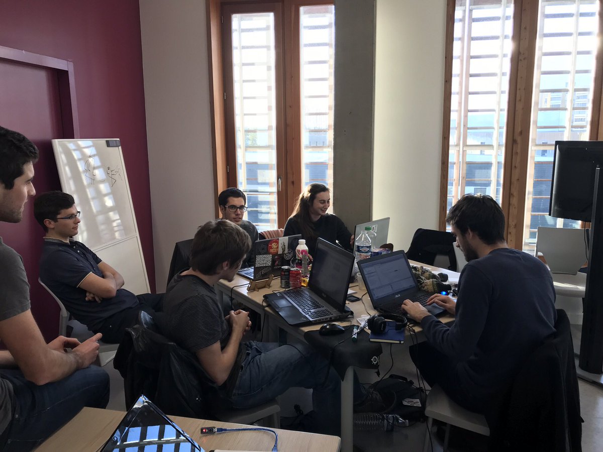 hackathonutc's tweet photo. Déjà plus de 19h que les étudiants travaillent, il est 9h30 et les groupes sont plus que motivés pour finir leurs projets 👌🔥🔥 https://t.co/nXp0N39EGQ