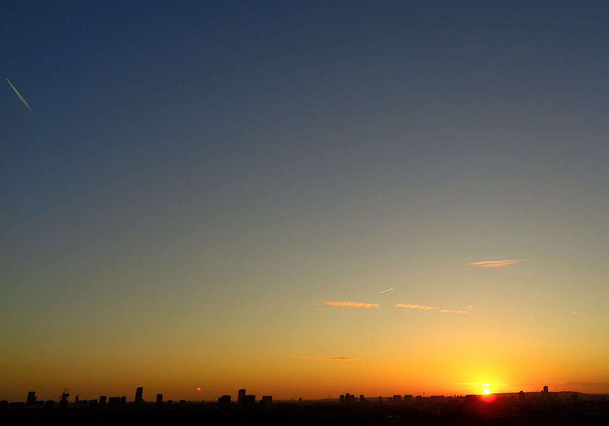 UnbesetztSynth's tweet photo. #Sunnandæg something to harness #OEuchari #TheBeloved on DAB with "The Sun Rising" #VictoriaPark #SweetHarmony #JonMarsh delicate tones @reedandcaroline @BecksNudds @drunkenpoet92 @TedNievesNYC @TinSoldiere @VeryRecords :: Halo 🌔! https://t.co/LCfubo6qed