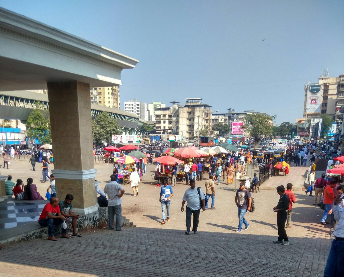 vivek_sharma29's tweet photo. @PiyushGoyalOffc @RailMinIndia  No hawkers within 150 meter of railway stations ?? Who cares ??#Mira Road station (Mumbai) https://t.co/CsjKSZwSZr